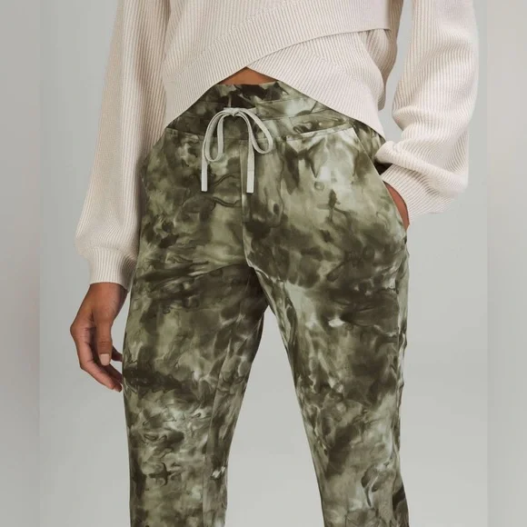 Lululemon High-Rise Jogger - Picture 3 of 8